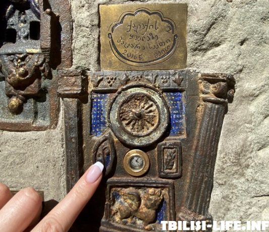 Самые маленькие башенные часы - Тбилиси