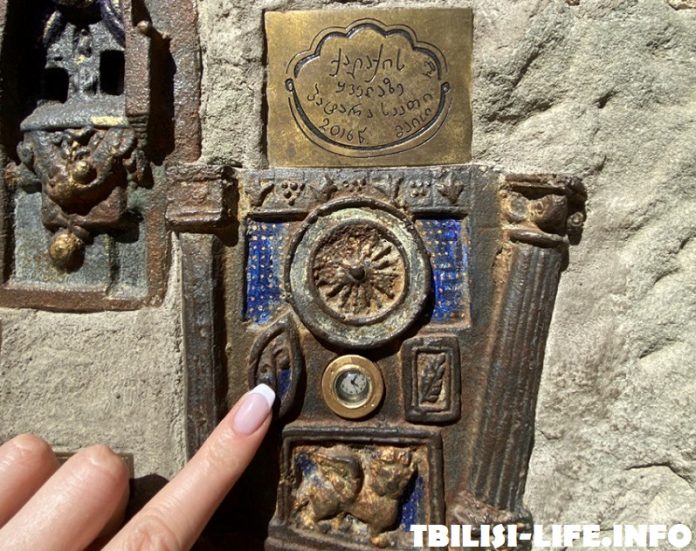 Самые маленькие башенные часы - Тбилиси