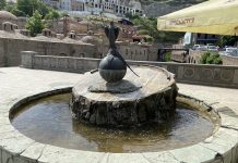 Памятник соколу в Тбилиси