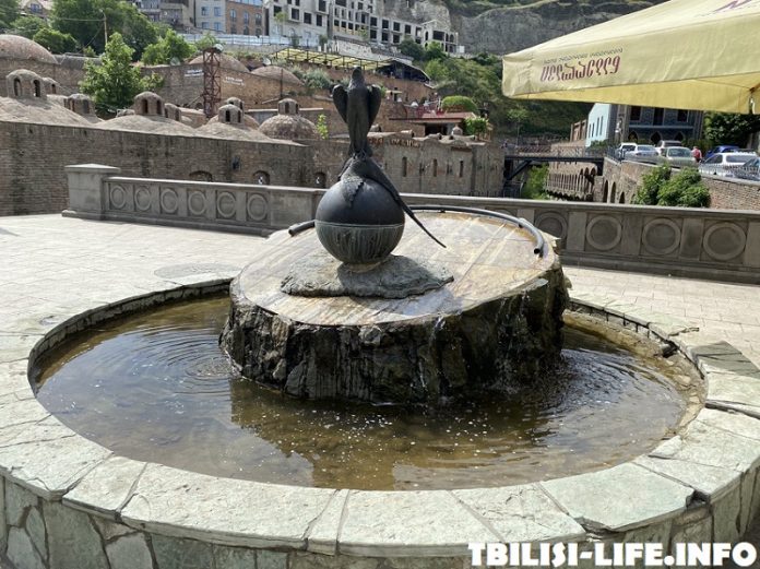 Памятник соколу в Тбилиси