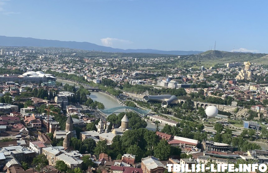 Вид на Тбилиси с высоты - мост мира