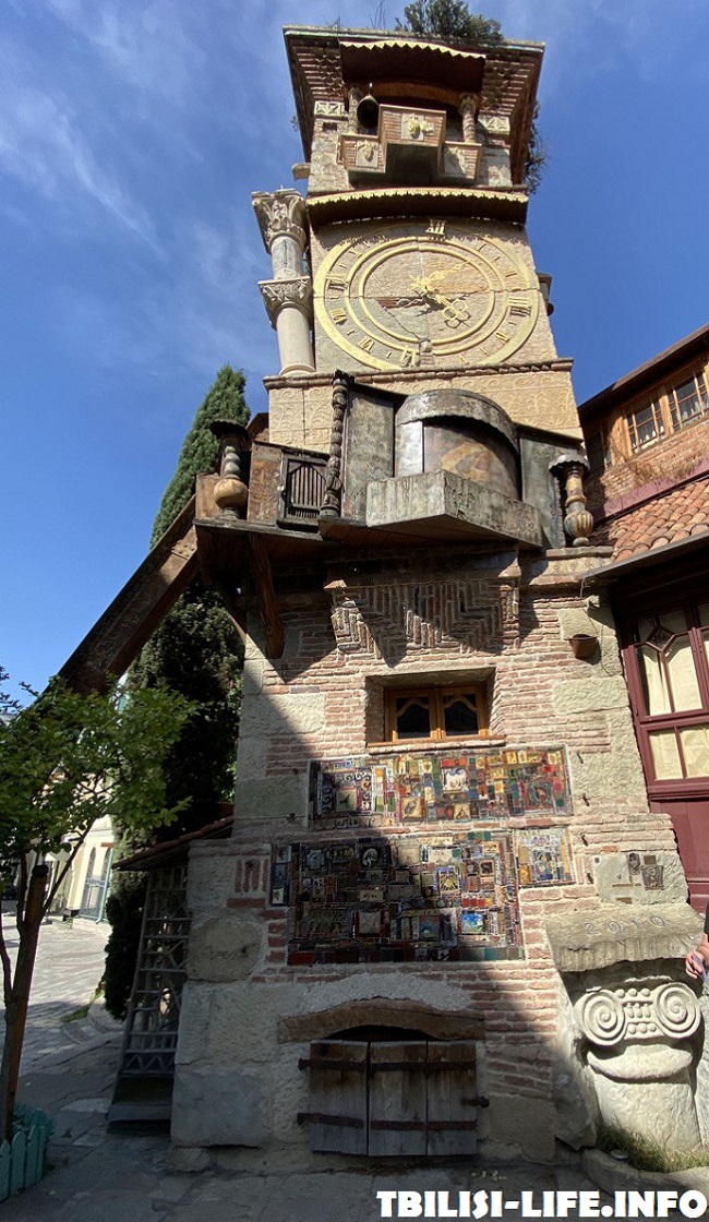 Часовая башня в городе Тбилиси