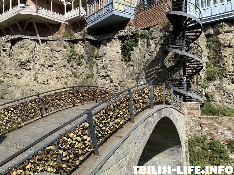 Винтовая лестница в Тбилиси